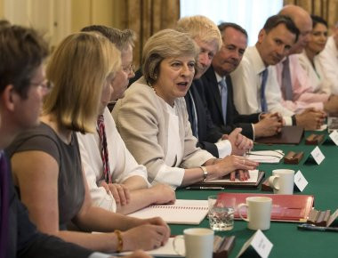 Μέι προς υπουργούς της: «Μην συκοφαντείτε και μην γκρινιάζετε αλλιώς θα έρθει ο Κόρμπιν»